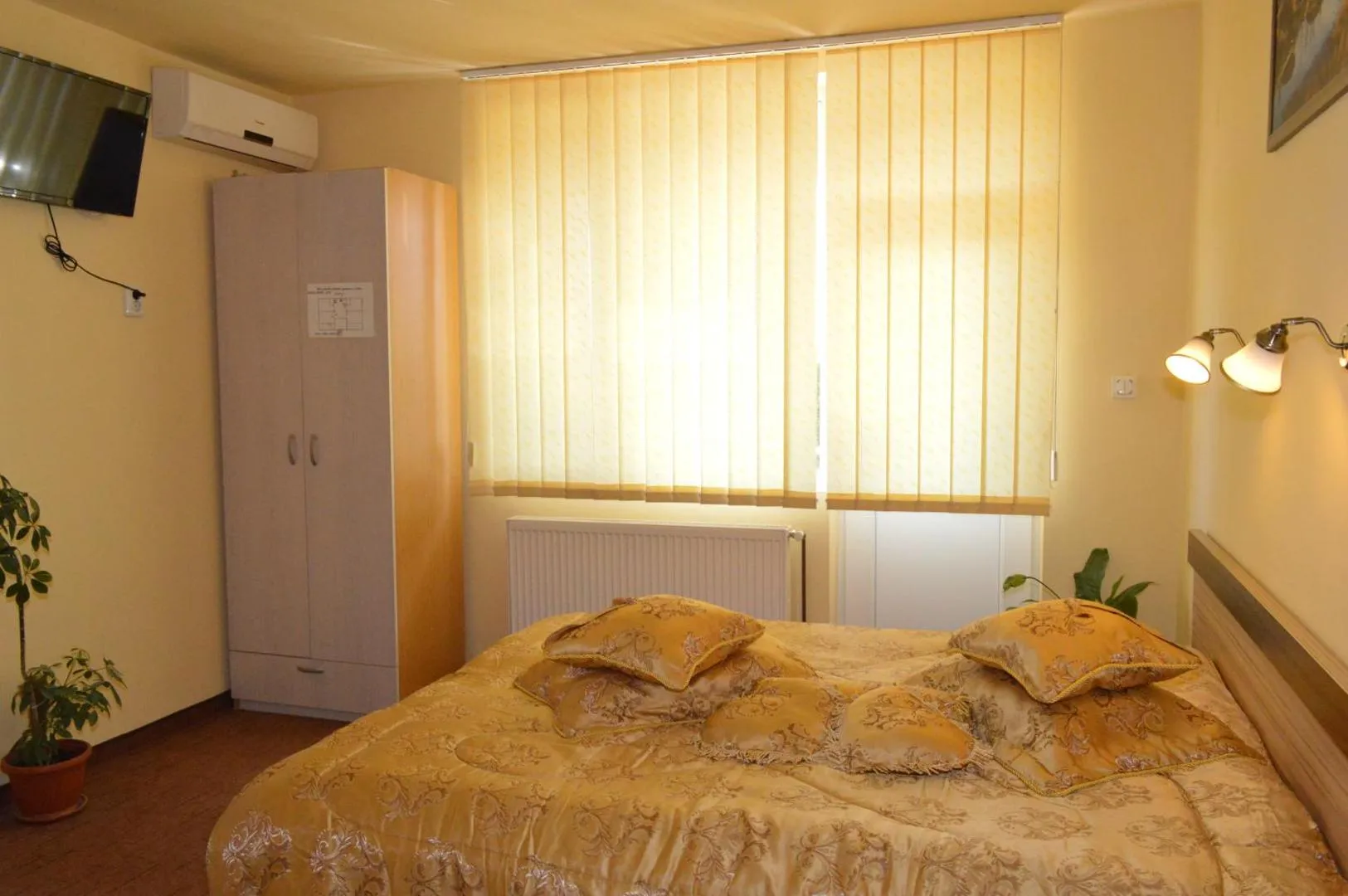 Camera cu perne aurii si jaluzele