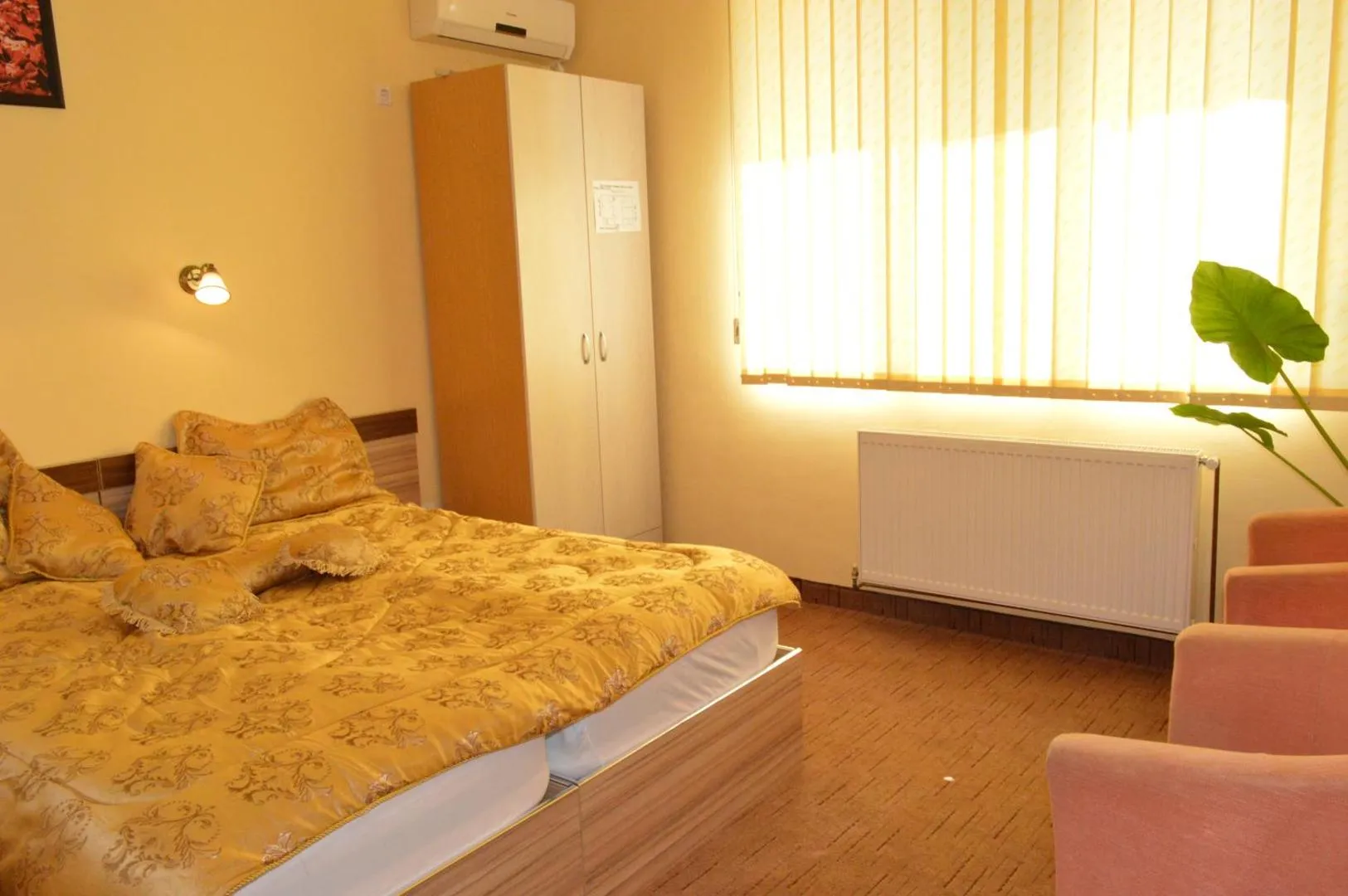 Camera dubla cu dulap si fereastra