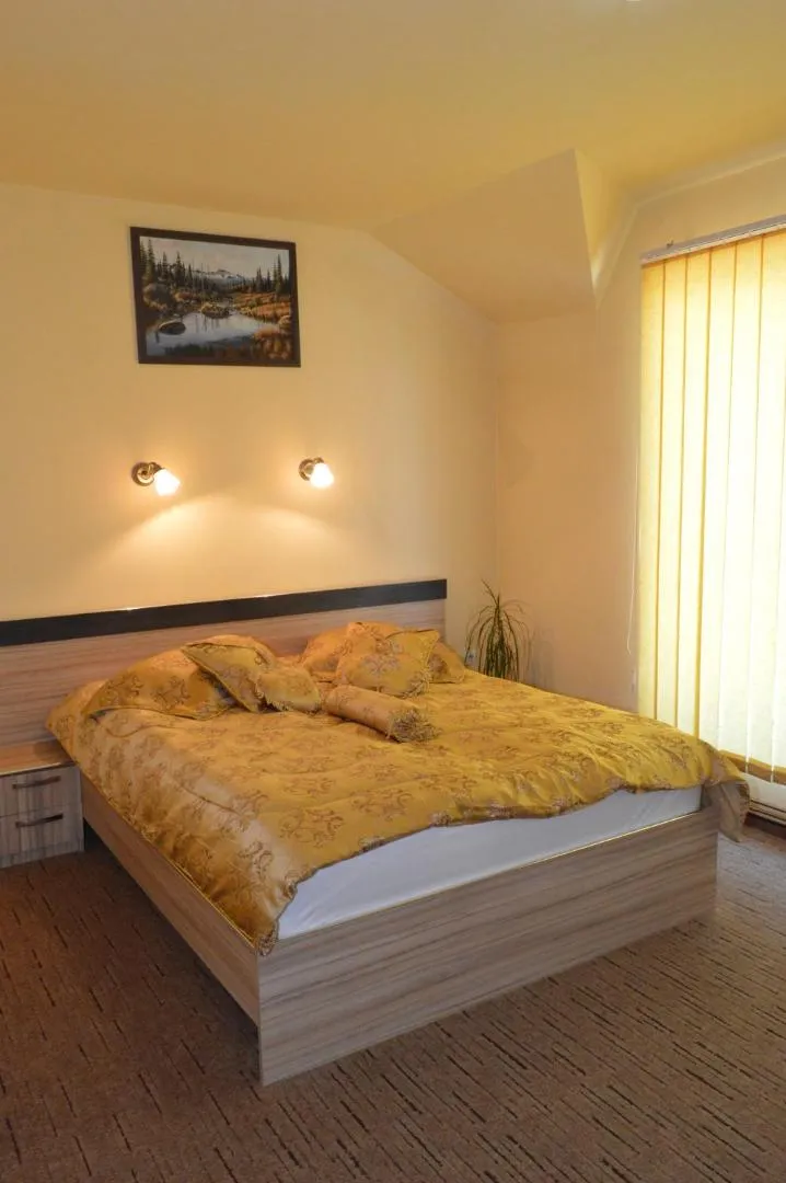 Camera dubla cu tablou deasupra patului