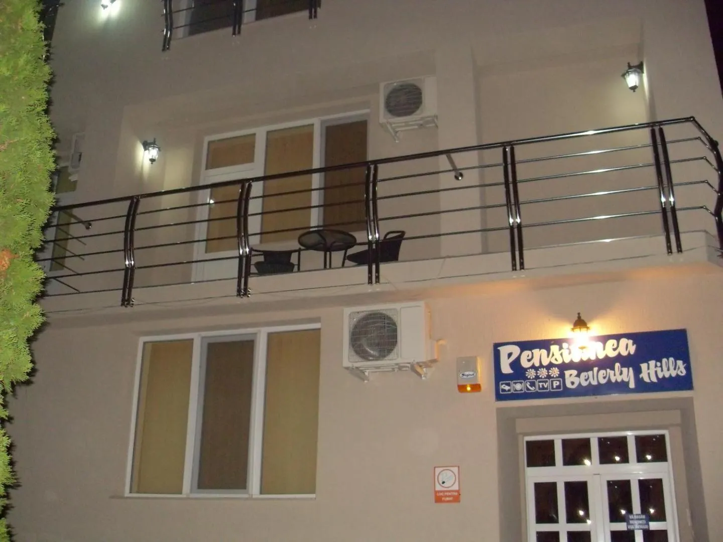 Intrarea pensiunii cu balcoane