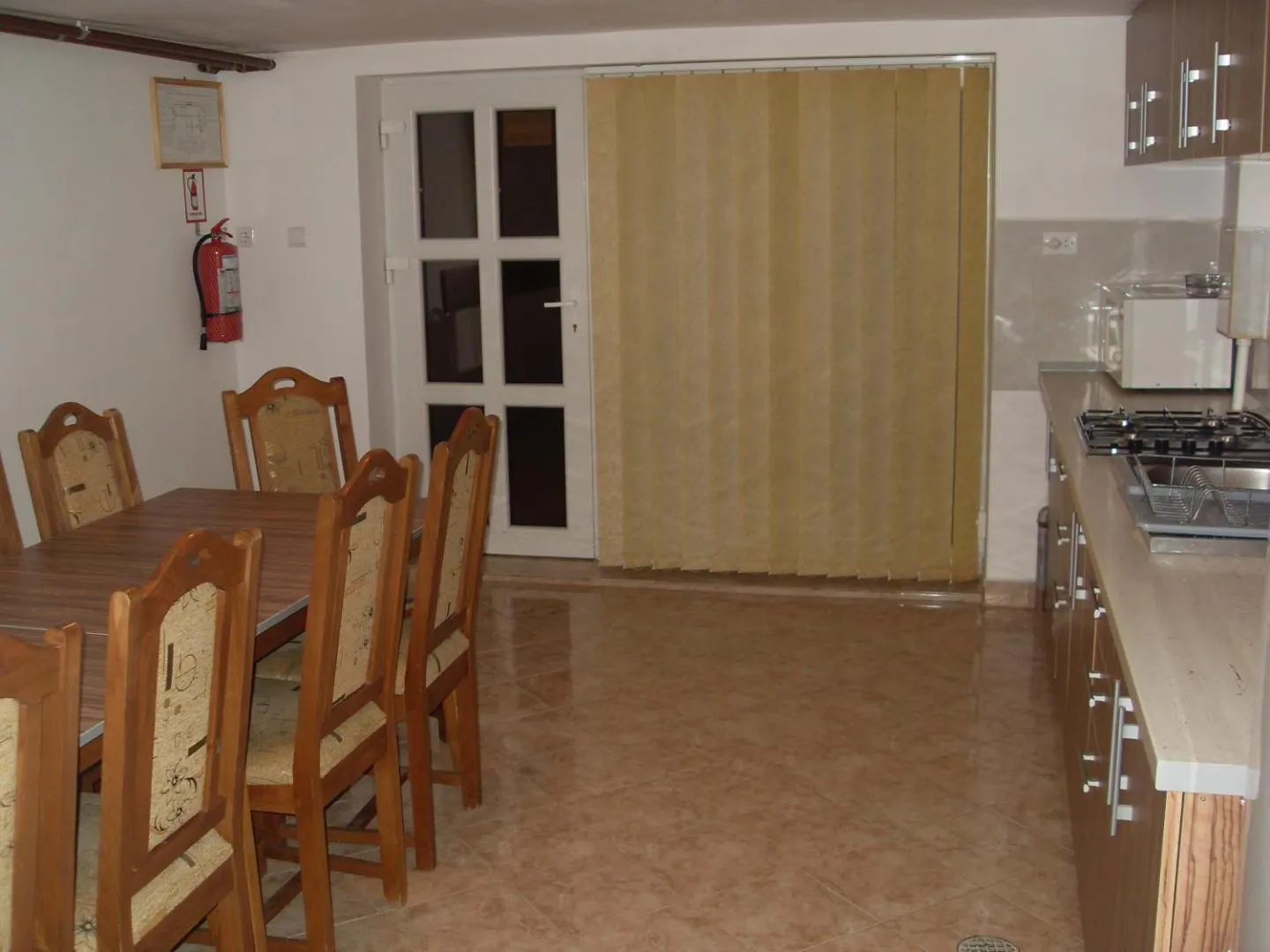 Sala de mese cu scaune de lemn
